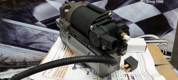 Dunlop DAC00018 ilmajousituksen kompressori asennettuna . MB E-sarja 212 ja CLS 218