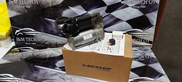 Dunlop DAC00018 ilmajousituksen kompressori asennettuna . MB E-sarja 212 ja CLS 218